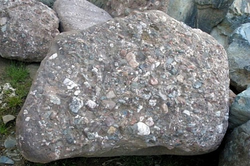 Kamenclub.ru: Конгломераты фр. 300-1000 мм.  купить в Нововоронеже кварц мрамор диабаз коричневый, серый зеленоватый речной валун крупный 6500 руб/т   фото КАМЕНЬ КЛУБ