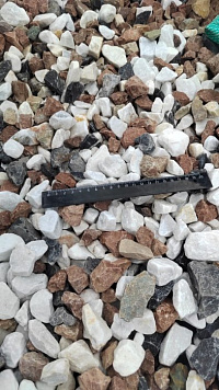 Kamenclub.ru: Мраморная крошка (щебень крошка микс : белый-черный-розовый) фр. 20-40 мм.  купить в Нововоронеже мрамор белый, черный, розовый декоративная ландшафтная крошка 12000 руб/т   фото КАМЕНЬ КЛУБ