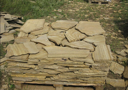 Kamenclub.ru: Песчаник пластушка желтый с разводом под дерево (2 см)  купить в Нововоронеже плитняк желтый с разводами, желтый, рыжий, серый песчаник пластушка рваная ландшафтная 11 000 руб/м3   фото КАМЕНЬ КЛУБ