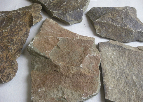 Kamenclub.ru: Песчаник пластушка "фонтанка" серо-зеленая (3,0-5,0 см)  купить в Нововоронеже песчаник серо-зеленая колотые плитки облицовочные пластушки 11400 руб/м3   фото КАМЕНЬ КЛУБ