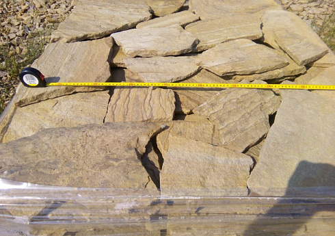 Kamenclub.ru: Песчаник пластушка желтый с разводом под дерево (2 см)  купить в Нововоронеже плитняк желтый с разводами, желтый, рыжий, серый песчаник пластушка рваная ландшафтная 11 000 руб/м3   фото КАМЕНЬ КЛУБ