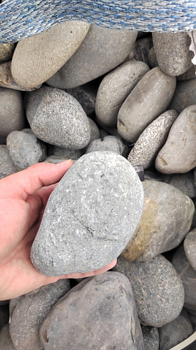 Kamenclub.ru: Галька речная окат (темно-серая) фр. 70-150 мм. купить  в Нововоронеже галька речная темно-серая, синяя, серая речная галька округлая  8000 руб/т   фото КАМЕНЬ КЛУБ