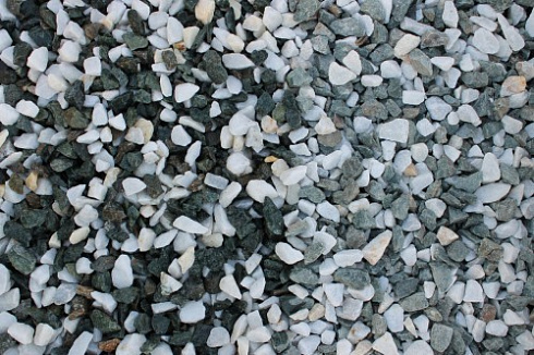 Kamenclub.ru: Мраморная крошка (щебень крошка микс: белый-зеленый) фр. 10-20 мм.  купить в Нововоронеже мрамор белый, зеленый каменная ландшафтная декоративная крошка щебня 9500 руб/т   фото КАМЕНЬ КЛУБ