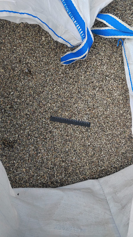 Kamenclub.ru: Галька речная окат (серая) фр.3-5 мм купить  в Нововоронеже галька речная серая бежевый темно-серый окатанный речной камень округлый 9500 руб/т   фото КАМЕНЬ КЛУБ