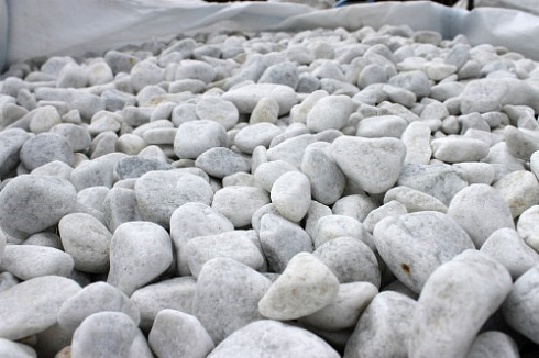 Kamenclub.ru: Мраморная крошка (щебень галтованный белый), фр.20-40 мм.  купить в Нововоронеже мрамор белый бежевый молочный мраморный щебень декоративный 17000 руб/т   фото КАМЕНЬ КЛУБ