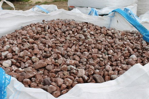 Kamenclub.ru: Мраморная крошка (щебень галтованный розовый) фр.10-20 мм.  купить в Нововоронеже мрамор розовый, красный ландшафтный декоративный окатанный округлый щебень 15000 руб/т   фото КАМЕНЬ КЛУБ