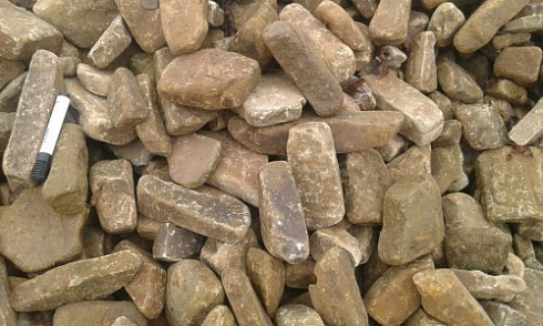 Kamenclub.ru: Песчаник для строительства и кладки блочный (фр 100-200 мм)  купить в Нововоронеже песчаник бежевый серый рыжий валун мелкий для строительства песчаник 6500 руб/т   фото КАМЕНЬ КЛУБ