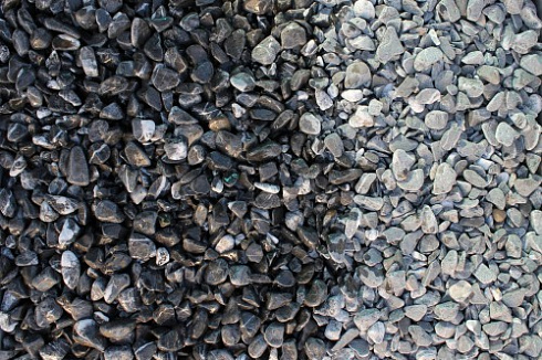 Kamenclub.ru: Щебень галтованный черный (мрамор) фр.10-20 мм.  купить в Нововоронеже мрамор черный с белыми прожилками, черный, белый окатанный округлый ландшафтный декоративный щебень 15000 руб/т   фото КАМЕНЬ КЛУБ