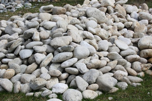 Kamenclub.ru: Бело-серый валунчик фр.100-300 мм.  купить в Нововоронеже крупный камень для ландшафта серый, белый бело-серый валун крупная галька 4500 руб/т   фото КАМЕНЬ КЛУБ