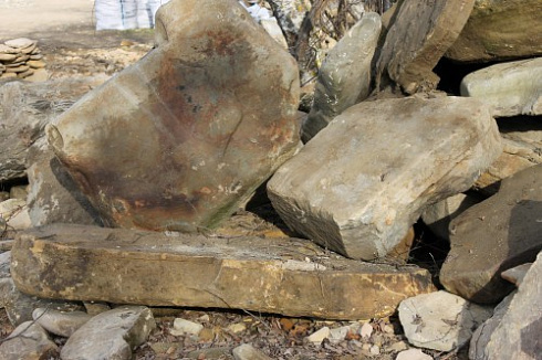 Kamenclub.ru: Песчаник плиты - плахи - пошаговые дорожки (фр. 70-150 мм)  купить в Нововоронеже песчаник серый бежевый желтый зеленый колотый песчаник строительный 6500 руб/т   фото КАМЕНЬ КЛУБ