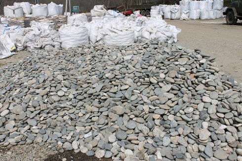 Kamenclub.ru: Галька речная плоская (ассорти) фр. 70-150 мм. купить  в Нововоронеже галька галечник серый белый темно-серый синий светло-серый плоская природная галька  9000 руб/т   фото КАМЕНЬ КЛУБ