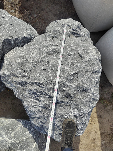 Kamenclub.ru: Черный мрамор скальник фр. 1000-1500 мм.  купить в Нововоронеже мрамор черный белый серый крупный колотый валун ландшафтный 9000 руб/т   фото КАМЕНЬ КЛУБ