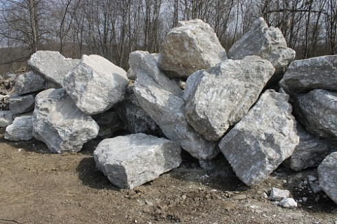 Kamenclub.ru: Мраморизированный известняк фр.500-1500 мм.  купить в Нововоронеже    10000 руб/т   фото КАМЕНЬ КЛУБ