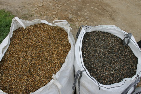 Kamenclub.ru: Галька окат (серо-желтая) фр.10-20 мм. купить  в Нововоронеже галька серо-желтая, рыжая, серый речная окатанная округлая галька 5000 руб/т   фото КАМЕНЬ КЛУБ