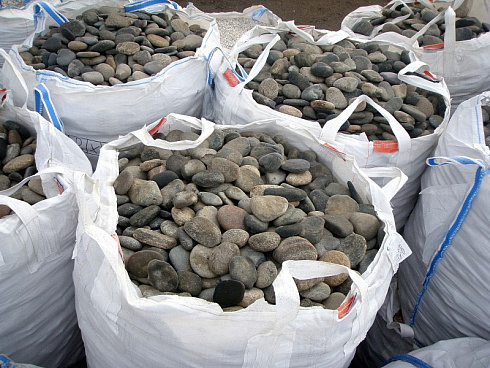Kamenclub.ru: Галька речная плоская (ассорти) фр. 100-200-300 мм. купить  в Нововоронеже галька плоская разноцветная серый белый темно-серый синий речная галька ландшафтная 8000 руб/т   фото КАМЕНЬ КЛУБ