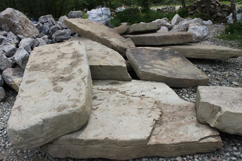 Kamenclub.ru: Песчаник плиты - плахи - пошаговые дорожки (фр. 70-150 мм)  купить в Нововоронеже песчаник серый бежевый желтый зеленый колотый песчаник строительный 6500 руб/т   фото КАМЕНЬ КЛУБ