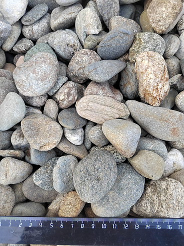 Kamenclub.ru: Галька речная окат (пестрая) фр. 20-40 мм. купить  в Нововоронеже галька речная пестрая, серая, серые оттенки галька речная окатанная округлая 5000 руб/т   фото КАМЕНЬ КЛУБ