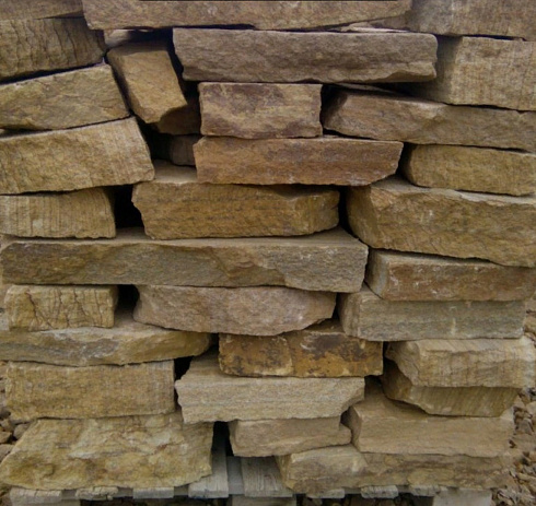 Kamenclub.ru: Песчаник пластушка желтый с рисунком (7-15 см)  купить в Нововоронеже плитняк - пластушка - бут желтый песчаник 10200 руб/м3   фото КАМЕНЬ КЛУБ