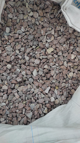 Kamenclub.ru: Мраморная крошка (щебень галтованный розовый) фр.20-40 мм.  купить в Нововоронеже мрамор розовый, красный оголтованный округлый щебень  15000 руб/т   фото КАМЕНЬ КЛУБ