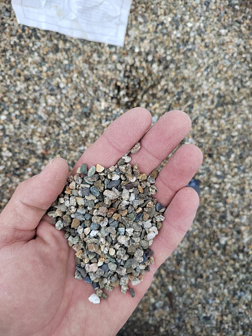Kamenclub.ru: Галька речная окат (серая) фр.3-5 мм купить  в Нововоронеже галька речная серая бежевый темно-серый окатанный речной камень округлый 9500 руб/т   фото КАМЕНЬ КЛУБ