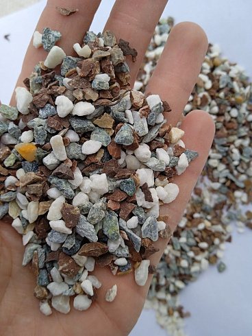 Kamenclub.ru: Мраморная крошка (щебень крошка микс: белый-зеленый-розовый) фр. 5-10 мм  купить в Нововоронеже мрамор белый, зеленый, розовый, разноцветный, молочный декоративная ландшафтная мраморная крошка 9500 руб/т   фото КАМЕНЬ КЛУБ