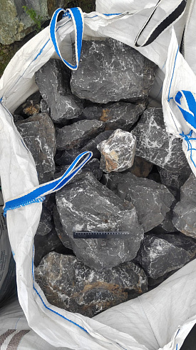 Kamenclub.ru: Черный мрамор скальник фр. 100-500 мм.  купить в Нововоронеже мрамор черный белый серый крупный колотый валун ландшафтный 8500 руб/т   фото КАМЕНЬ КЛУБ