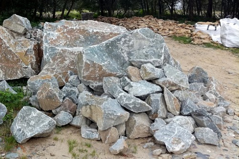 Kamenclub.ru: Гранит скальник (серо-зеленый) фр. 500-1500 мм.  купить в Нововоронеже гранит мрамор  серый зеленый темно-серый глыба скальная колотая ландшафтная 7 500 руб/т   фото КАМЕНЬ КЛУБ