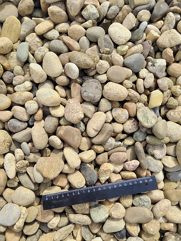 Kamenclub.ru: Галька речная окат рыжая фр. 20-40 мм. купить  в Нововоронеже галька речная окатанная рыжая желтая серая округлая речная галька 5000 руб/т   фото КАМЕНЬ КЛУБ