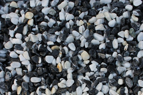 Kamenclub.ru: Мраморная крошка (щебень галтованный микс:: белый-черный) фр.5-10 мм  купить в Нововоронеже мрамор белый, черный, молочный, серый галтовка мраморная окатанная декоративная ландшафтная 15500 руб/т   фото КАМЕНЬ КЛУБ
