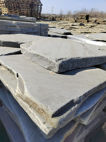 Kamenclub.ru: Песчаник пластушка светло-серый (4,0 - 6,0 см)  купить в Нововоронеже плитняк - пластушка светло-серый песчаник 12600 руб/м3   фото КАМЕНЬ КЛУБ