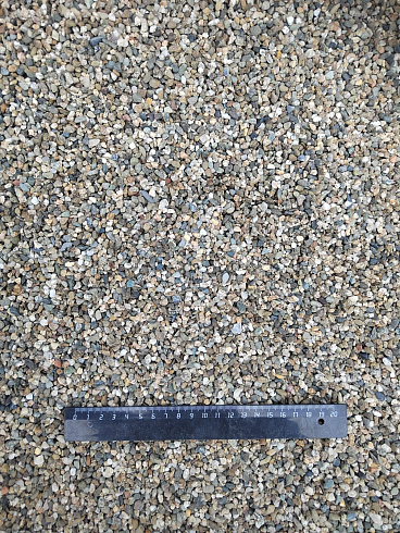 Kamenclub.ru: Галька речная окат (серая) фр.3-5 мм купить  в Нововоронеже галька речная серая бежевый темно-серый окатанный речной камень округлый 9500 руб/т   фото КАМЕНЬ КЛУБ