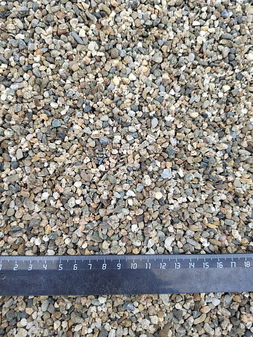 Kamenclub.ru: Галька речная окат (серая) фр.3-5 мм купить  в Нововоронеже галька речная серая бежевый темно-серый окатанный речной камень округлый 9500 руб/т   фото КАМЕНЬ КЛУБ