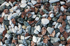 Kamenclub.ru: Мраморная крошка (щебень галтованный микс:белый-черный-розовый) фр.40-70 мм.  купить в Нововоронеже мрамор белый, черный розовый декоративный щебень галтованный 15500 руб/т   фото КАМЕНЬ КЛУБ