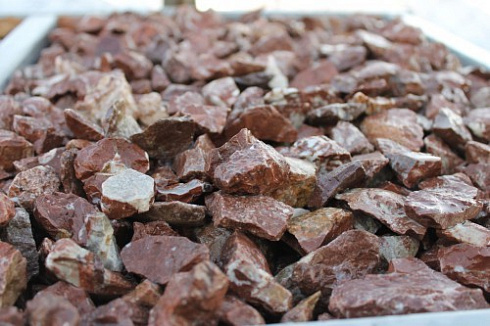 Kamenclub.ru: Мраморная крошка (щебень крошка розовый) фр. 20-40 мм.  купить в Нововоронеже мрамор розовый, красный мраморная крошка декоративная 11000 руб/т   фото КАМЕНЬ КЛУБ