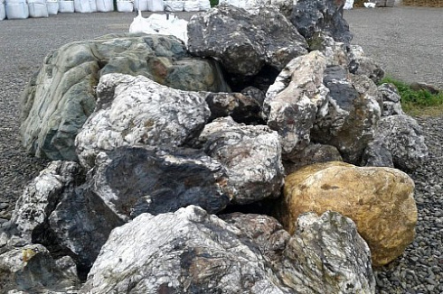 Kamenclub.ru: Черный гранит - кварцит фр. 500-1000 мм.  купить в Нововоронеже гранит кварцит черный серый белый скальный колотый валун 9750 руб/т   фото КАМЕНЬ КЛУБ