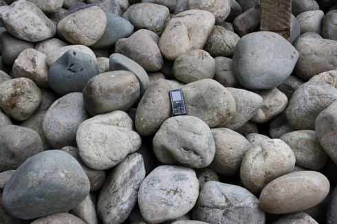 Kamenclub.ru: Темно-серый валунчик фр.100-300 мм.  купить в Нововоронеже крупный природный камень серый, темно-серый, светло-серый речная галька большого размера окатанная 4500 руб/т   фото КАМЕНЬ КЛУБ