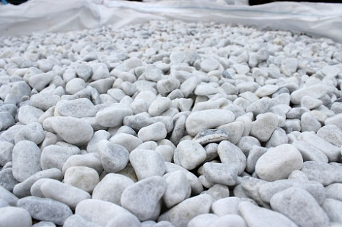 Kamenclub.ru: Мраморная крошка (щебень галтованный белый) фр.10-20 мм.  купить в Нововоронеже мрамор белый, молочный, айвори окатанный округлый декоративный ландшафтный щебень 17000 руб/т   фото КАМЕНЬ КЛУБ