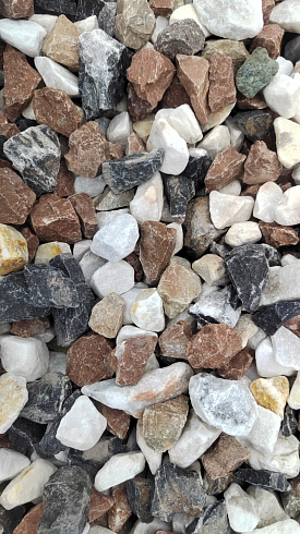 Kamenclub.ru: Мраморная крошка (щебень крошка микс : белый-черный-розовый) фр. 20-40 мм.  купить в Нововоронеже мрамор белый, черный, розовый декоративная ландшафтная крошка 12000 руб/т   фото КАМЕНЬ КЛУБ