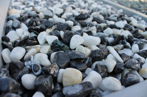 Kamenclub.ru: Мраморная крошка (щебень галтованный микс:белый-черный) фр.10-20 мм.  купить в Нововоронеже мрамор белый, черный окатанные округлые декоративные ландшафтные камни щебня 15500 руб/т   фото КАМЕНЬ КЛУБ