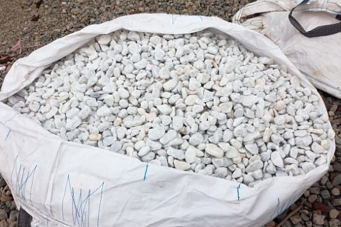 Kamenclub.ru: Мраморная крошка (щебень галтованный белый), фр.20-40 мм.  купить в Нововоронеже мрамор белый бежевый молочный мраморный щебень декоративный 17000 руб/т   фото КАМЕНЬ КЛУБ