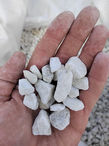 Kamenclub.ru: Мраморная крошка, щебень, цвет-белый, фр. 10-20 мм.  купить в Нововоронеже мрамор белый, молочный айвори каменная ландшафтная декоративная крошка шебня 12000 руб/т   фото КАМЕНЬ КЛУБ