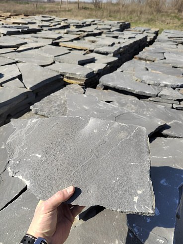 Kamenclub.ru: Песчаник пластушка светло-серый (2,0 см)  купить в Нововоронеже плитняк- ластушка светло-серый, серый рваный ландшафтный плитняк колотый 13800 руб/м3   фото КАМЕНЬ КЛУБ