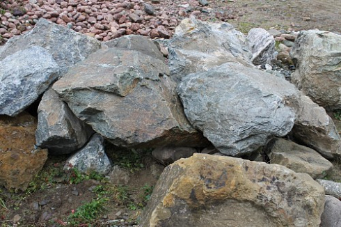 Kamenclub.ru: Змеевик скальник фр. 500-1500 мм.  купить в Нововоронеже змеевик зеленый серый черный глыба скальная колотая 7500 руб/т   фото КАМЕНЬ КЛУБ