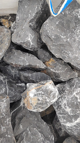 Kamenclub.ru: Черный мрамор скальник фр. 100-500 мм.  купить в Нововоронеже мрамор черный белый серый крупный колотый валун ландшафтный 8500 руб/т   фото КАМЕНЬ КЛУБ