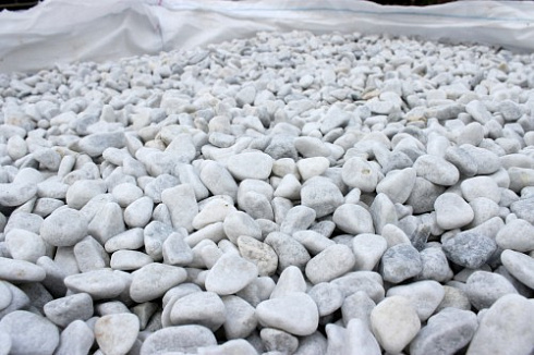 Kamenclub.ru: Мраморная крошка (щебень галтованный белый) фр.10-20 мм.  купить в Нововоронеже мрамор белый, молочный, айвори окатанный округлый декоративный ландшафтный щебень 17000 руб/т   фото КАМЕНЬ КЛУБ