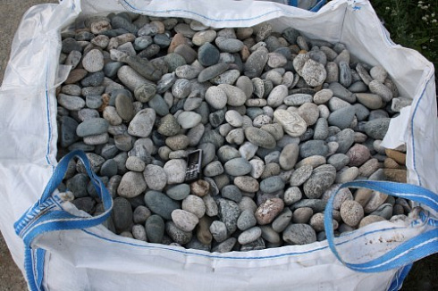 Kamenclub.ru: Галька речная окат (ассорти) фр. 50-100 мм. купить  в Нововоронеже галька природная округлая серая белая черная серая коричневая синяя галька речная окатанная округлая 6200 руб/т   фото КАМЕНЬ КЛУБ