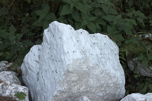 Kamenclub.ru: Мраморизированный известняк фр.500-1500 мм.  купить в Нововоронеже    10000 руб/т   фото КАМЕНЬ КЛУБ