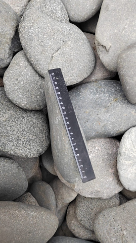 Kamenclub.ru: Галька речная плоская (темно-серая) фр. 70-150 мм. купить  в Нововоронеже галечник природный темно-серый серый синий речная плоская природная окатанная  9000 руб/т   фото КАМЕНЬ КЛУБ