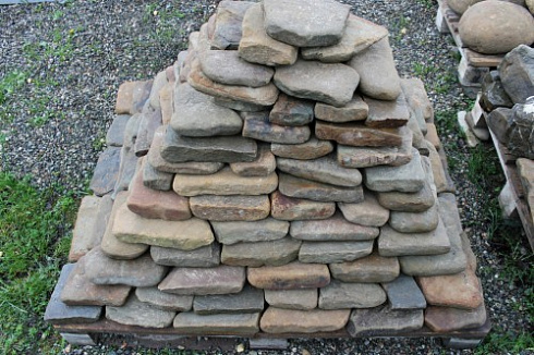 Kamenclub.ru: Песчаник галтованный для облицовки (фр. 2-5 см)  купить в Нововоронеже песчник рыжий желтый серый песчаник окатанный речной 6 000 руб/т   фото КАМЕНЬ КЛУБ