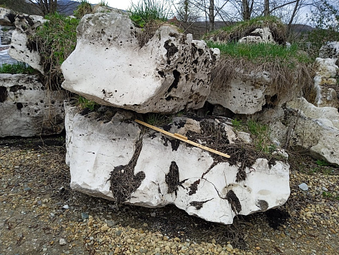 Kamenclub.ru: Выветренный известняк (степной) фр. 500-1500 мм.  купить в Нововоронеже    10000 руб/т   фото КАМЕНЬ КЛУБ